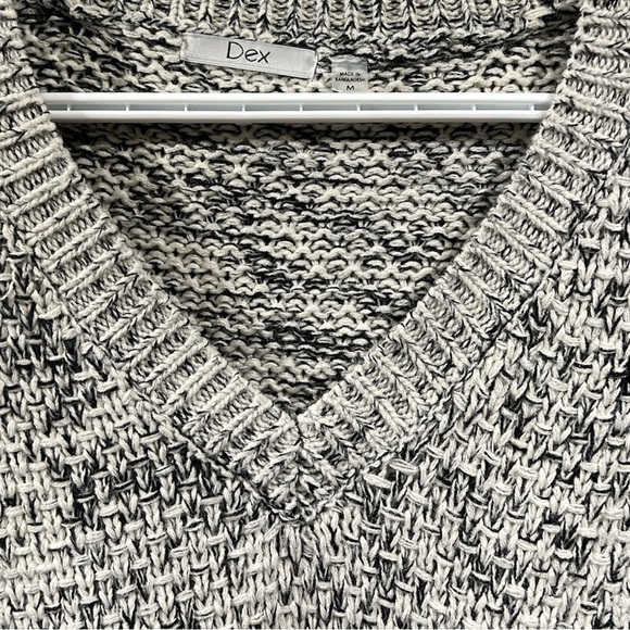 💞 DEX V-Neck Sweater with Unique Tie-Up Detail size Medium 💞 - Picture 2 of 5